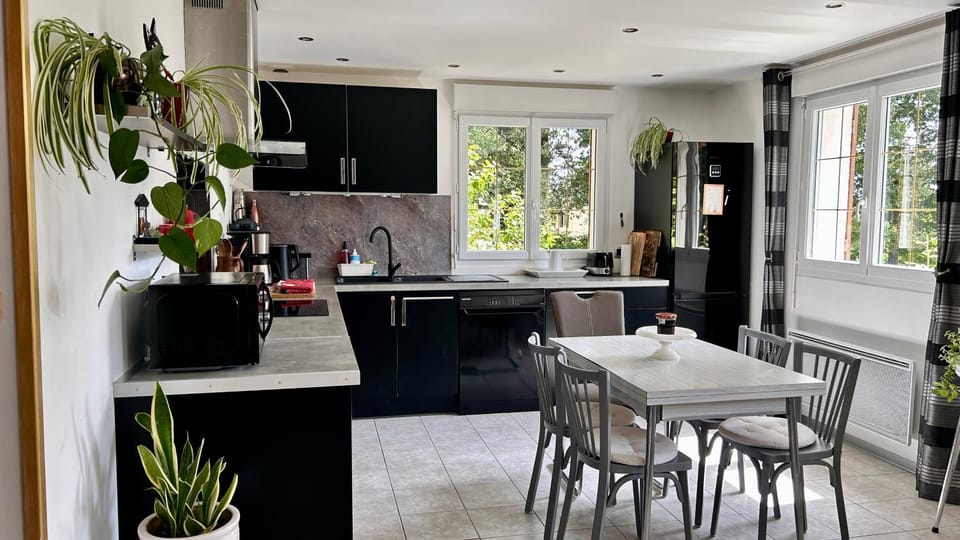 Kitchen or kitchenette, Dining area, oven, pet friendly, stove