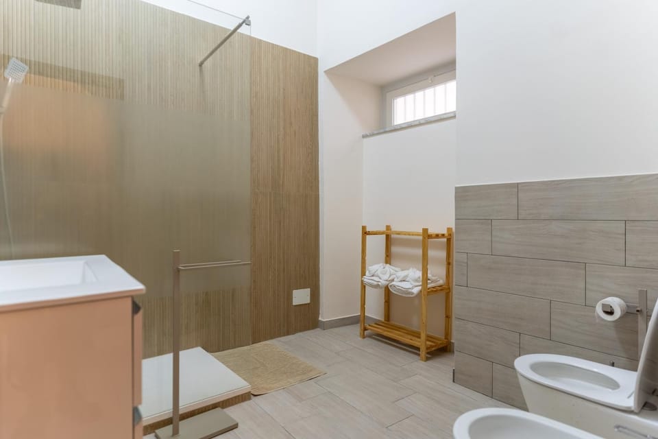 Shower, Toilet, Bathroom, bidet, towels
