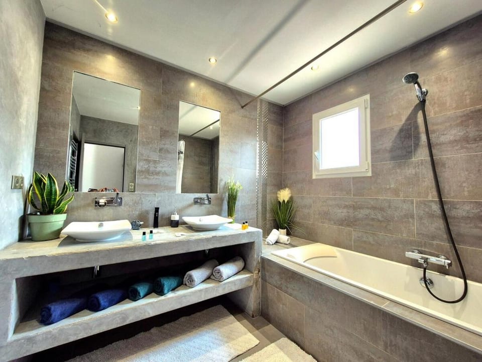 Maison des Iris - clim - patio - parking Villa in Nimes