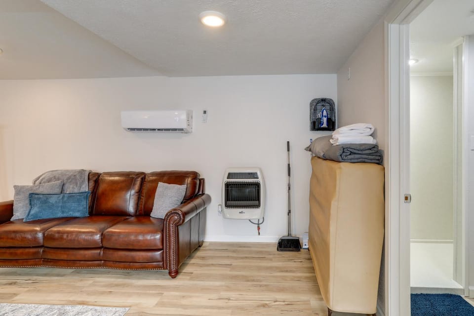 Walk to Norfork Lake: Guest House in Henderson Apartment in Norfork Lake