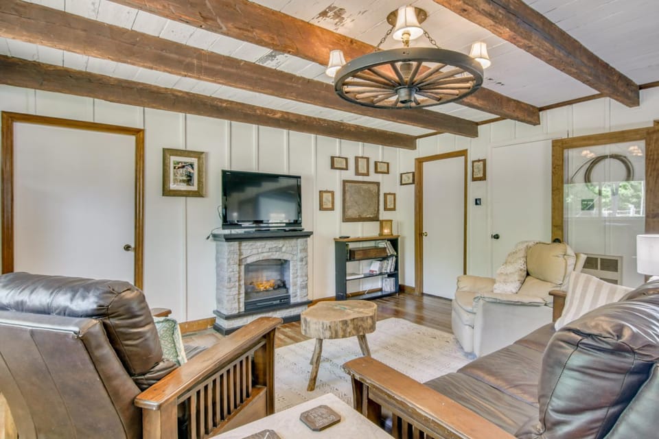 Lake Wateree Retreat: Dock & Screened Porch! House in Lake Wateree