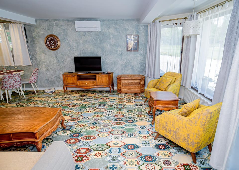 Communal lounge/ TV room, TV and multimedia, Living room, Photo of the whole room, Seating area, Evening entertainment, air conditioner