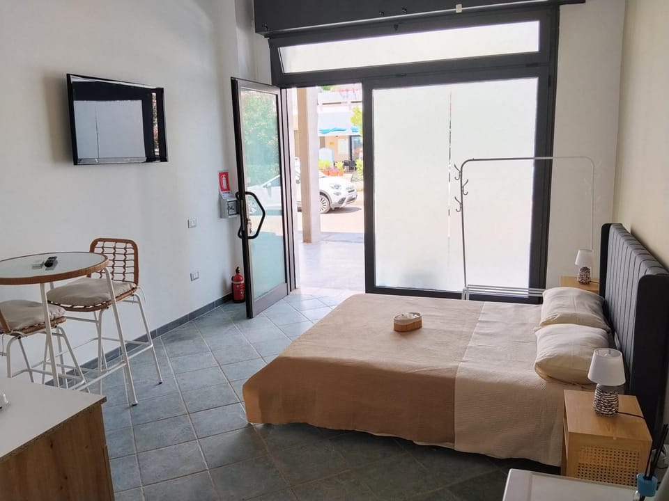 Bed, TV and multimedia, View (from property/room), Living room, Seating area, Dining area, Bedroom