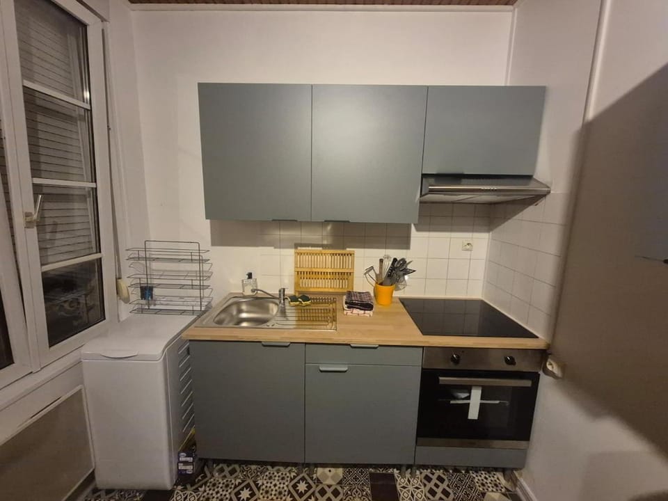 Kitchen or kitchenette, oven