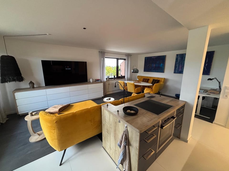 TV and multimedia, Kitchen or kitchenette, Living room, Seating area, Dining area, stove