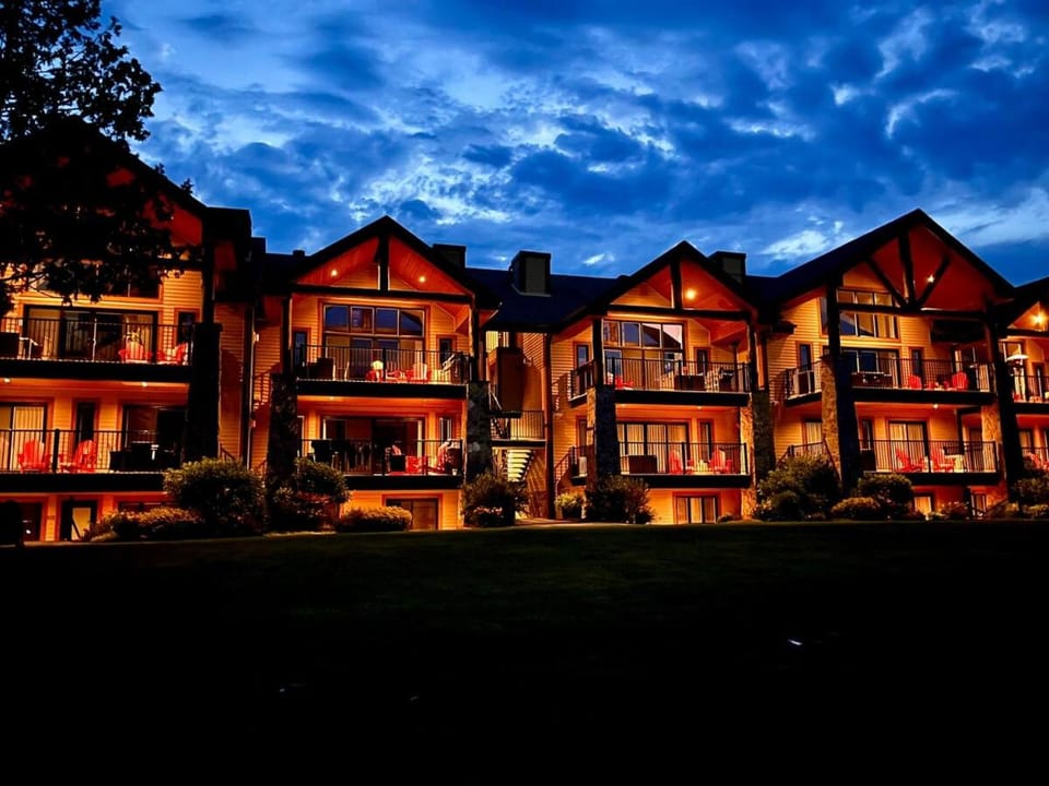 Luxurious suite with breathtaking views, ski in ski out Apartment in Saint-Sauveur