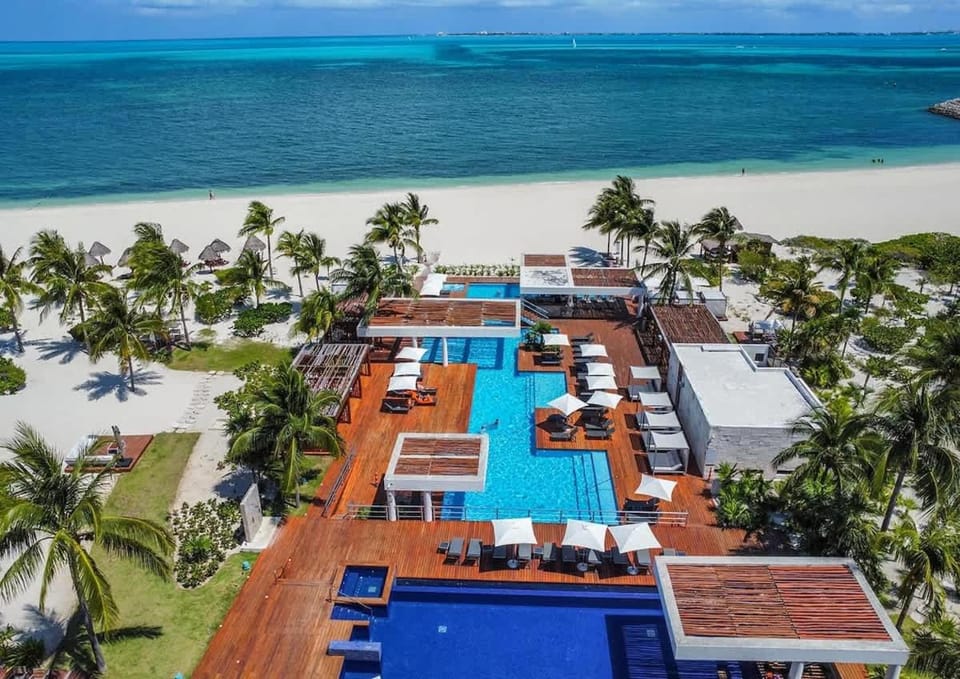 3BR Beachfront Luxury Apt w/First Class Amenities Apartment in State of Quintana Roo