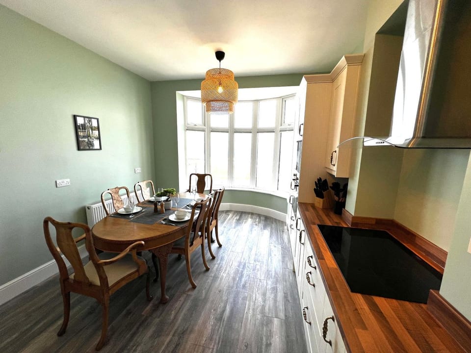 Smugglers - Sea Front - Parking - Sea Views - Balcony - 2 luxury kingsize beds Apartment in Saltburn-by-the-Sea
