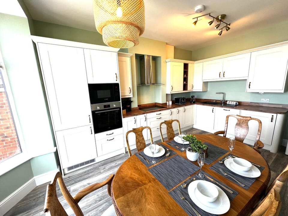 Smugglers - Sea Front - Parking - Sea Views - Balcony - 2 luxury kingsize beds Apartment in Saltburn-by-the-Sea