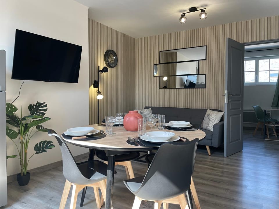 Communal lounge/ TV room, TV and multimedia, Living room, Seating area, Dining area