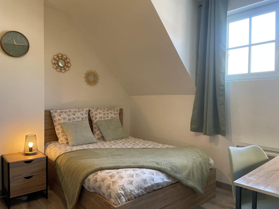 Bed, Photo of the whole room, Bedroom