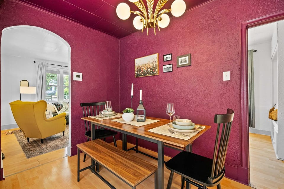 The Canary 2BR Gem in Downtown Drumheller House in Drumheller