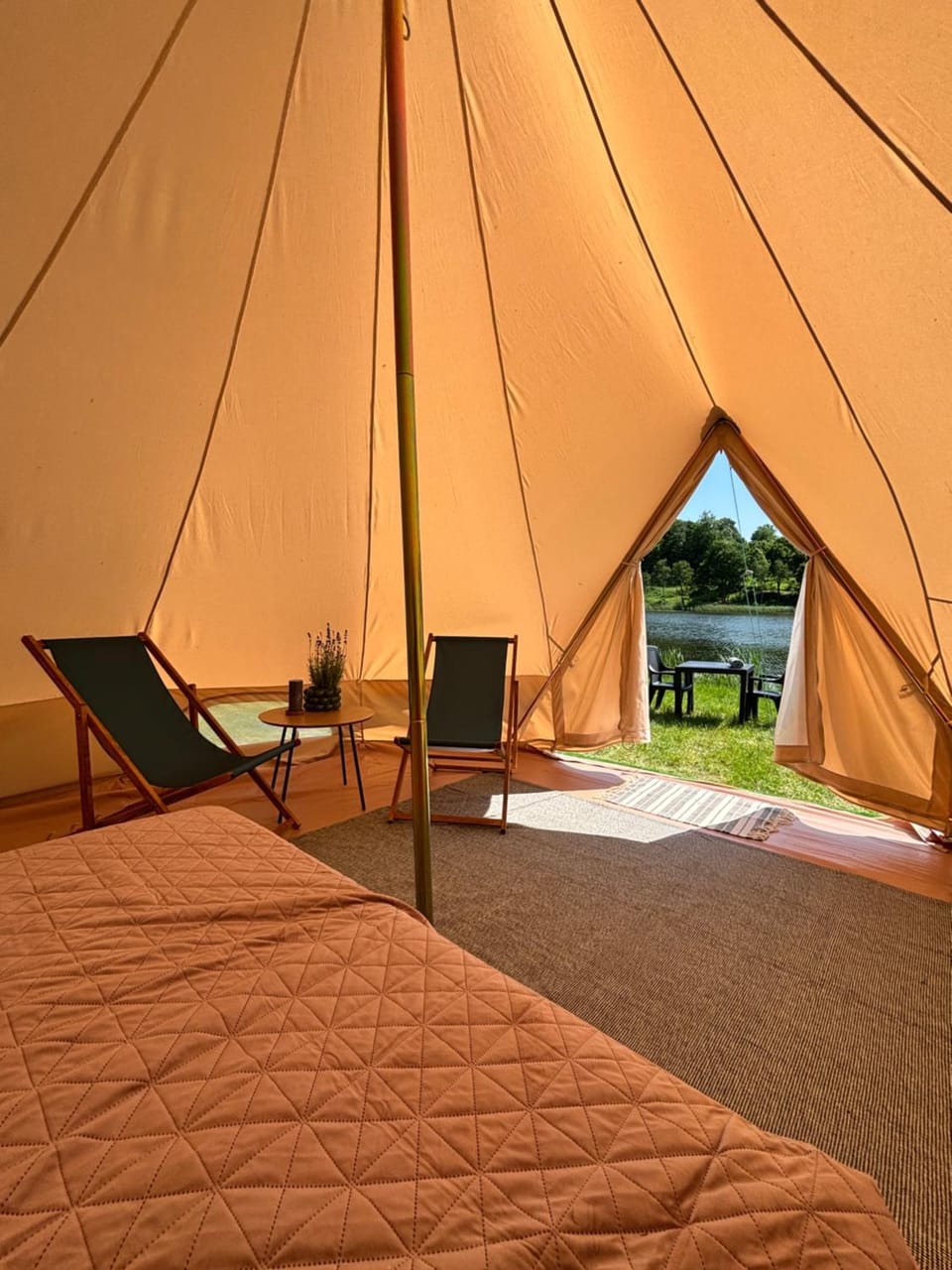 Day, Photo of the whole room