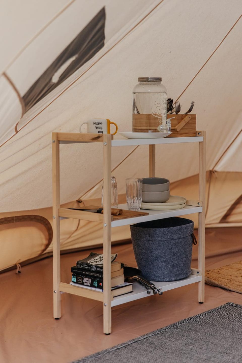 Photo of the whole room, furniture