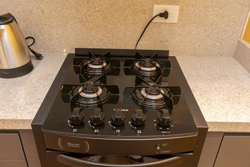 Coffee/tea facilities, Kitchen or kitchenette, stove