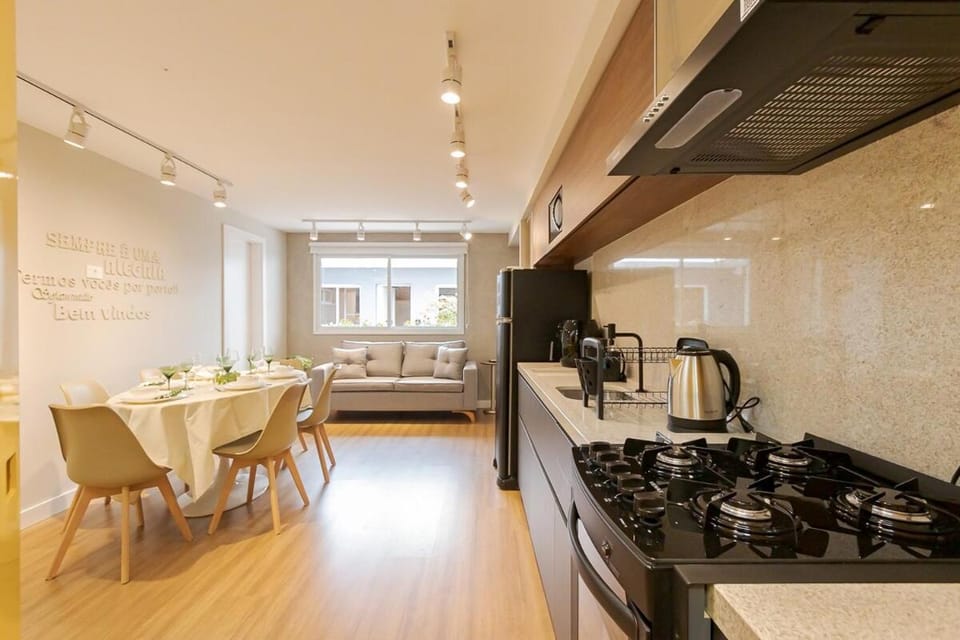 Coffee/tea facilities, Kitchen or kitchenette, Dining area, minibar