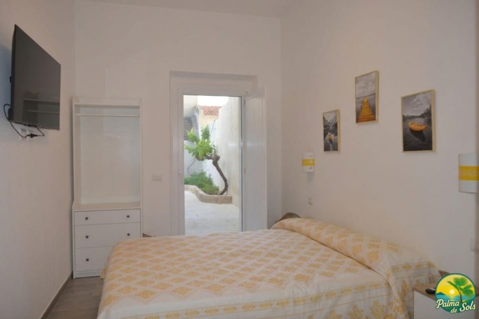 Communal lounge/ TV room, Bed, TV and multimedia, Bedroom