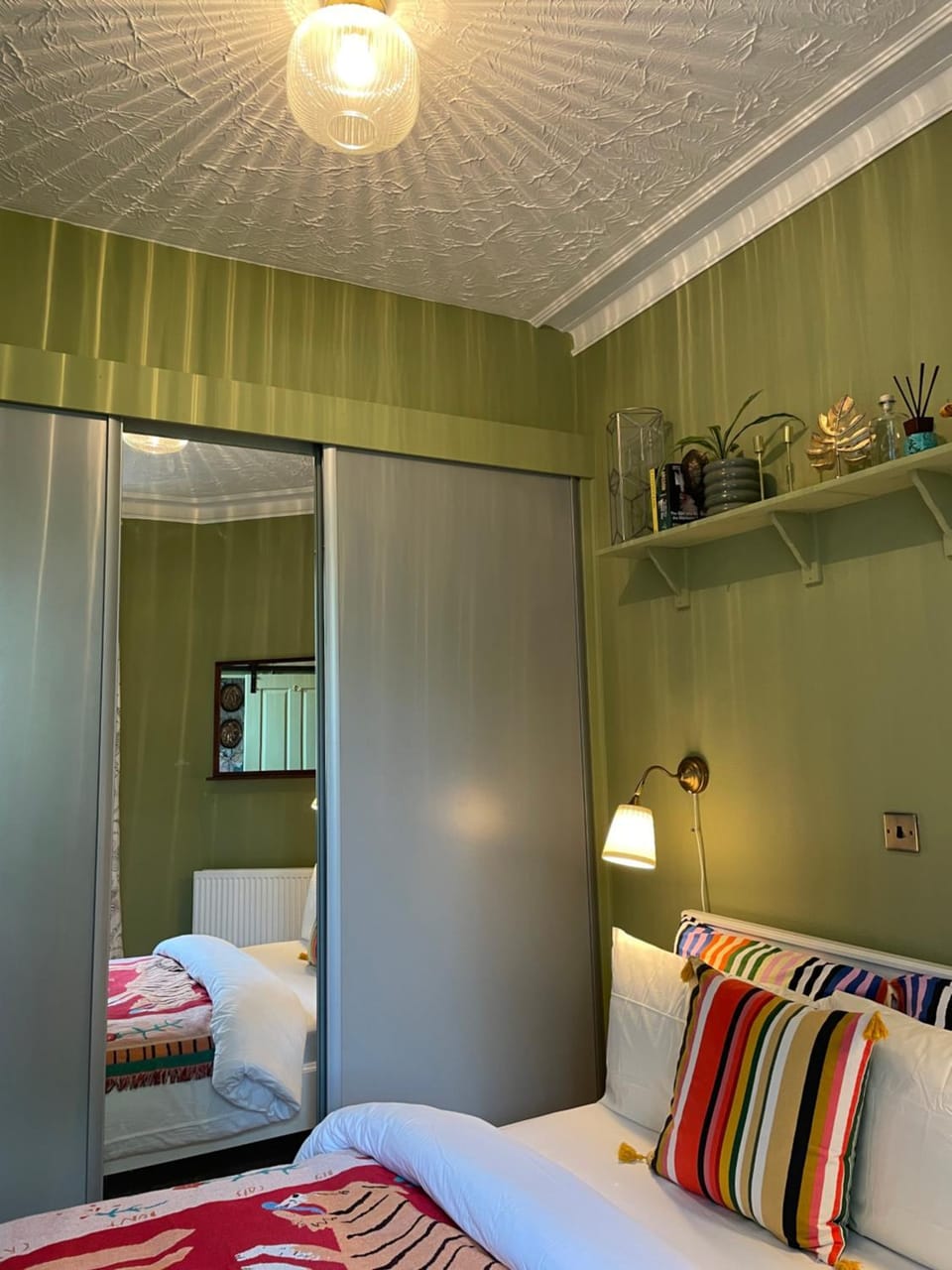 Characterful Edinburgh 1BR, Private Deck, Leith & Walk to City Centre Apartment in Edinburgh