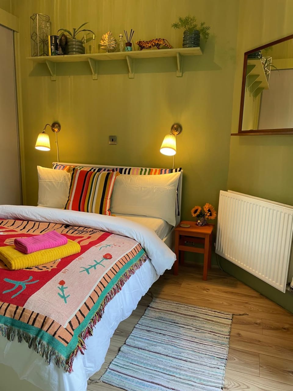 Characterful Edinburgh 1BR, Private Deck, Leith & Walk to City Centre Apartment in Edinburgh