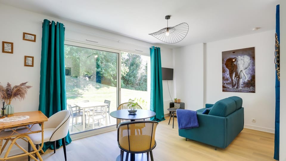 TV and multimedia, Living room, Dining area