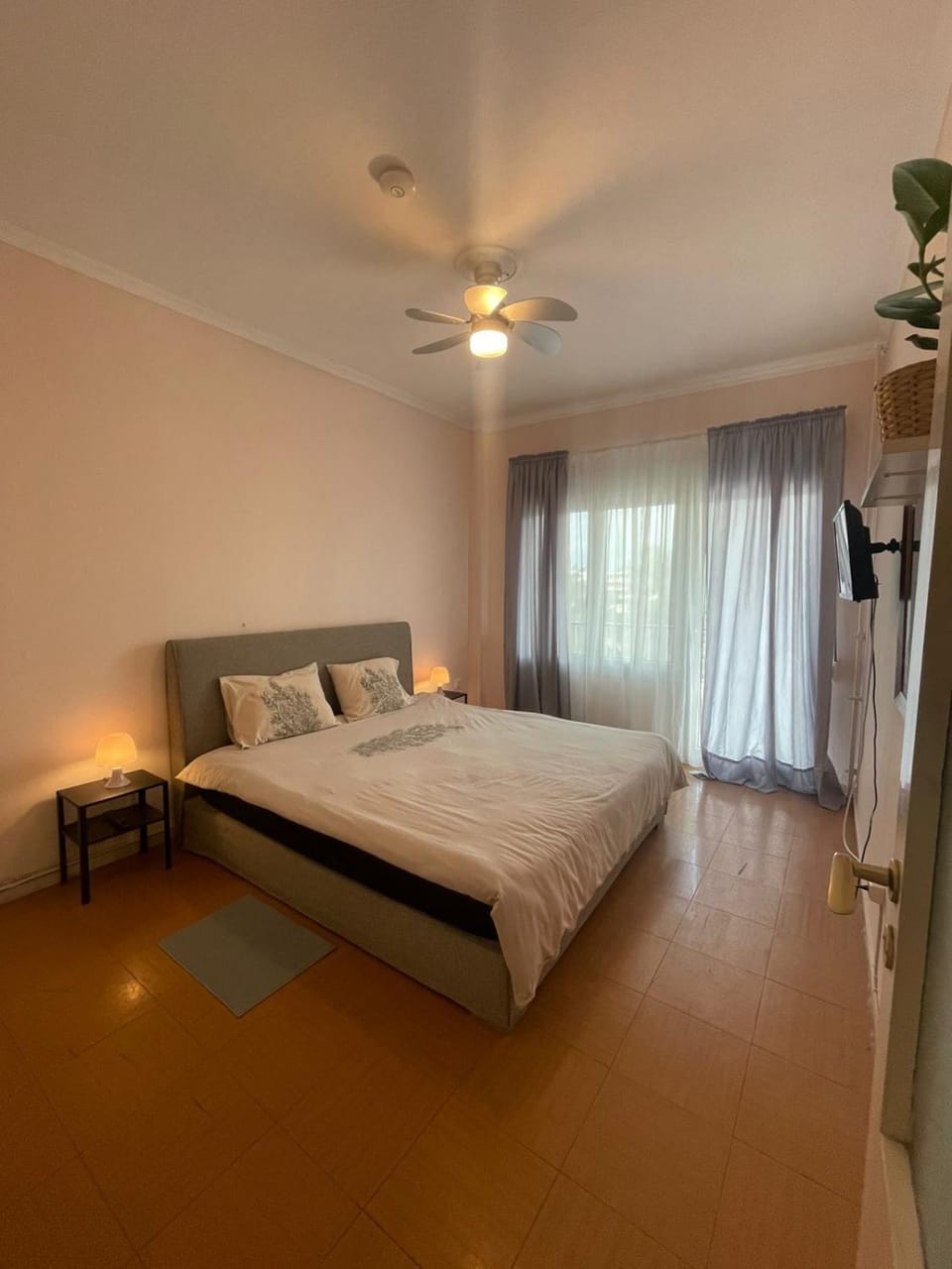 Bed, TV and multimedia, Photo of the whole room, Bedroom, air conditioner