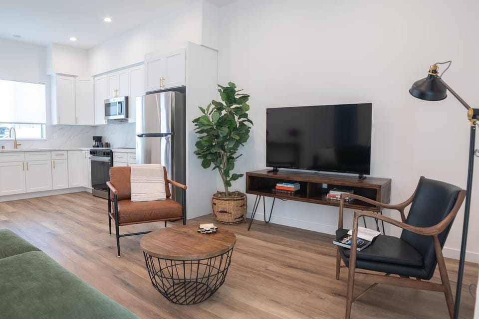 TV and multimedia, Living room, Seating area, Evening entertainment