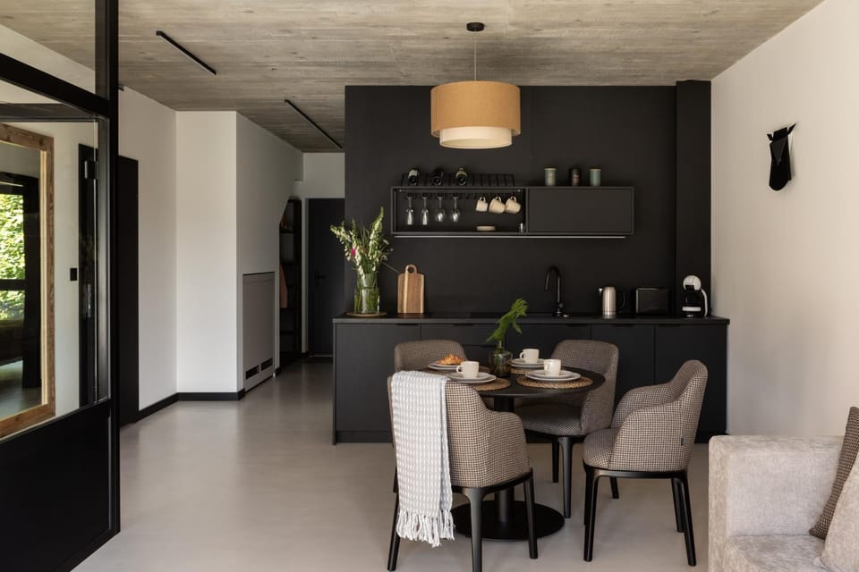 Coffee/tea facilities, Kitchen or kitchenette, Dining area, dishwasher, stove, toaster, kitchen