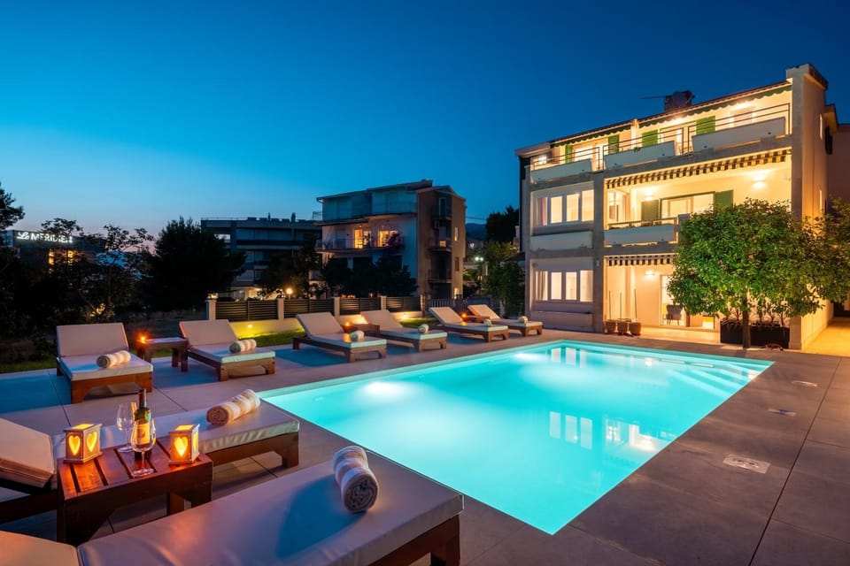 Property building, Garden, Balcony/Terrace, Pool view, Swimming pool