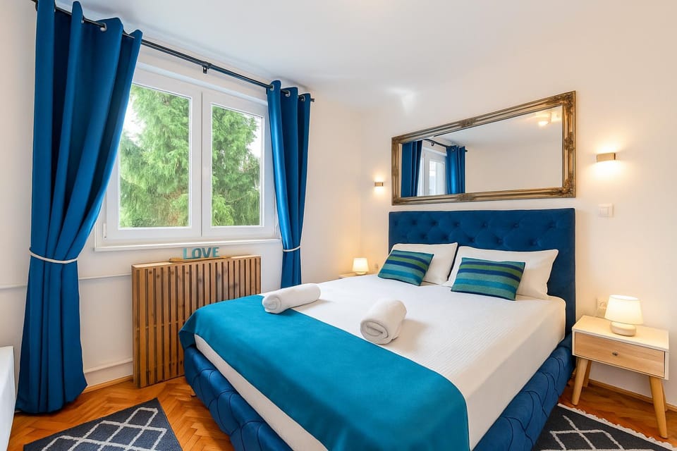 Bed, View (from property/room), Photo of the whole room, City view, Garden view
