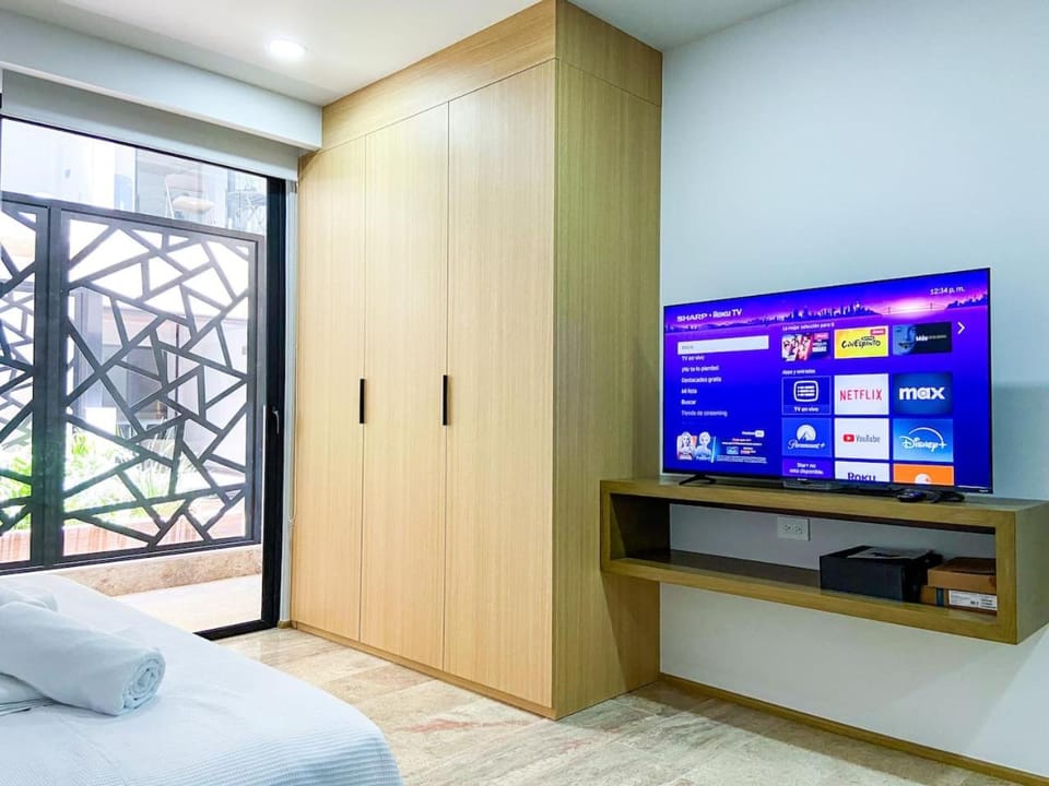 Bed, TV and multimedia, Photo of the whole room, Evening entertainment, Bedroom, wardrobe