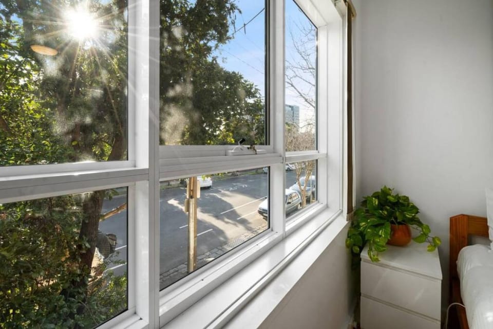 Convenient and Cosy Urban Getaway Apartment in Melbourne