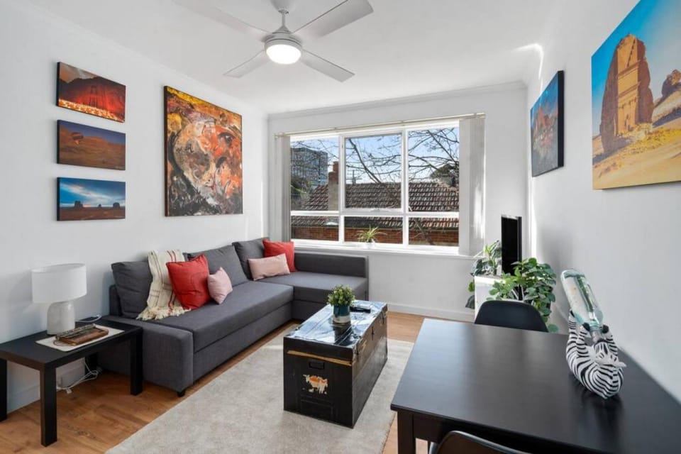 Convenient and Cosy Urban Getaway Apartment in Melbourne