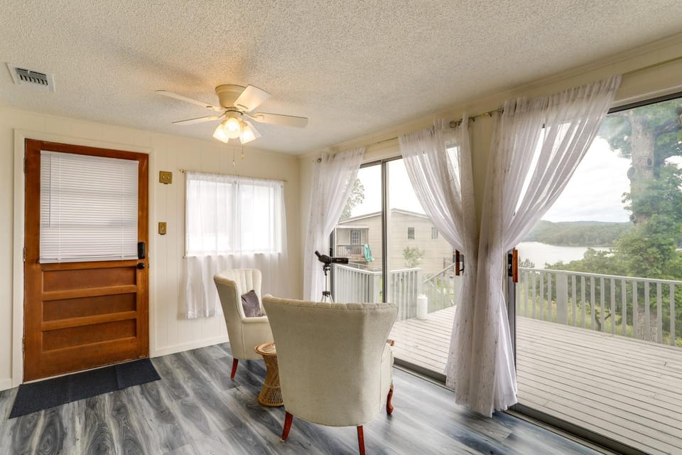 Norfork Lake Views Home with Deck in Henderson House in Norfork Lake