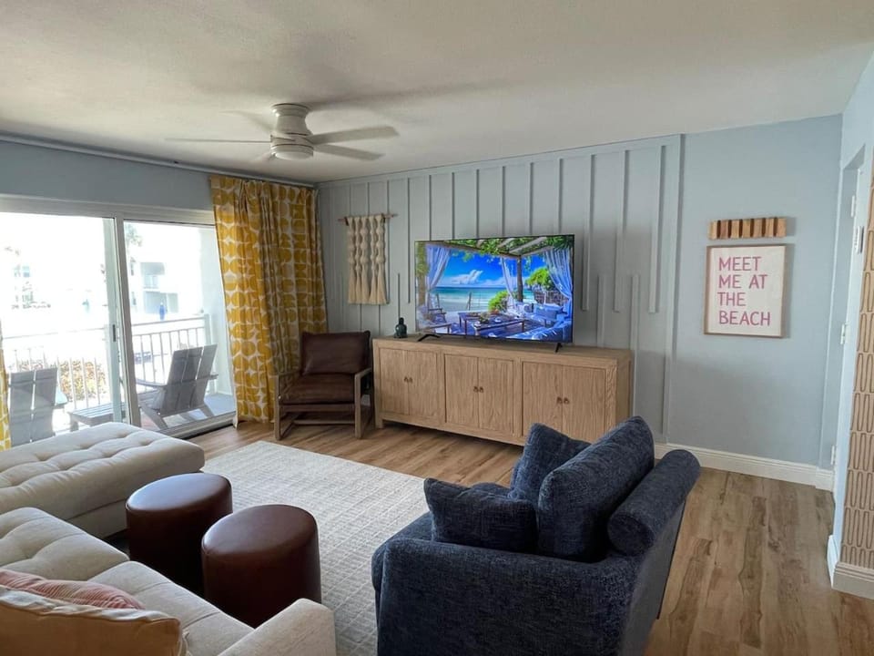 Retro Beachfront Bliss Apartment in Edgewater