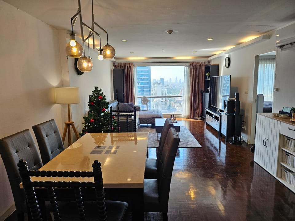 TV and multimedia, Living room, Seating area, Dining area
