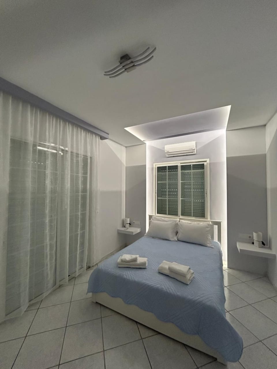 Bed, Photo of the whole room, Bedroom, towels, air conditioner