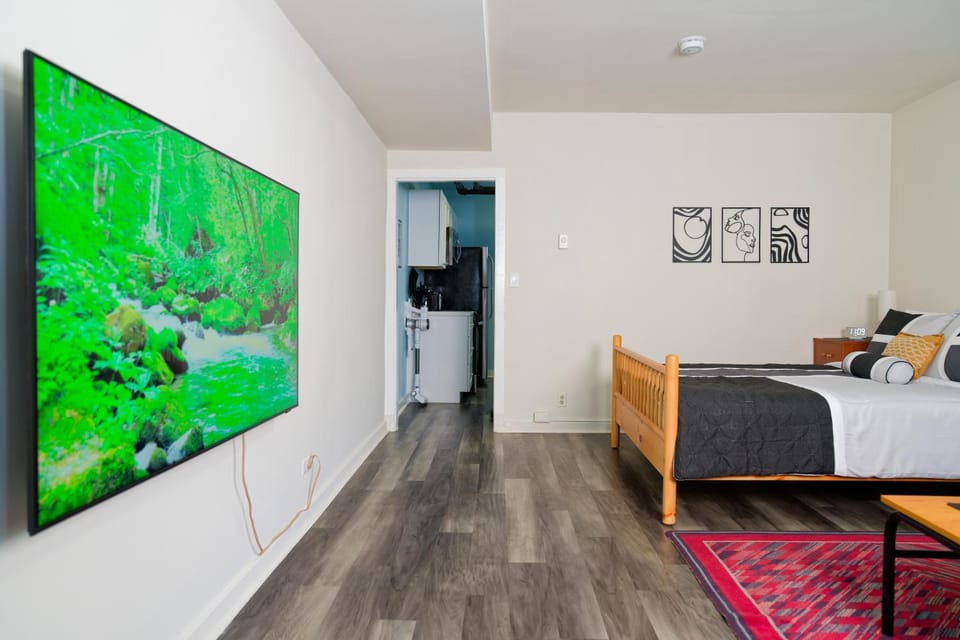 Bed, TV and multimedia, Living room, Evening entertainment