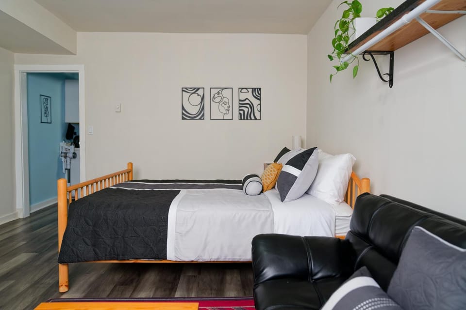 Bed, Living room, Decorative detail, Seating area