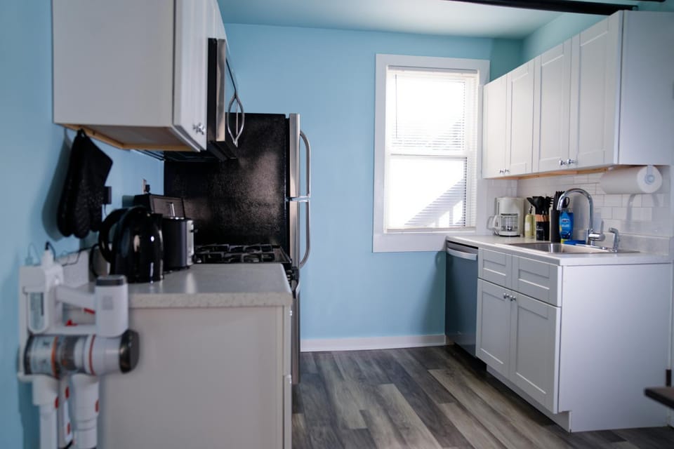 Coffee/tea facilities, Kitchen or kitchenette, dishwasher, microwave, oven, pet friendly, stove, toaster, kitchen