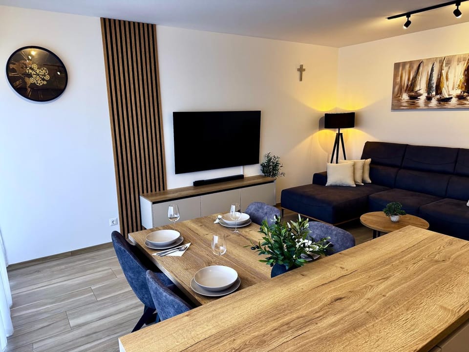 TV and multimedia, Living room, Dining area