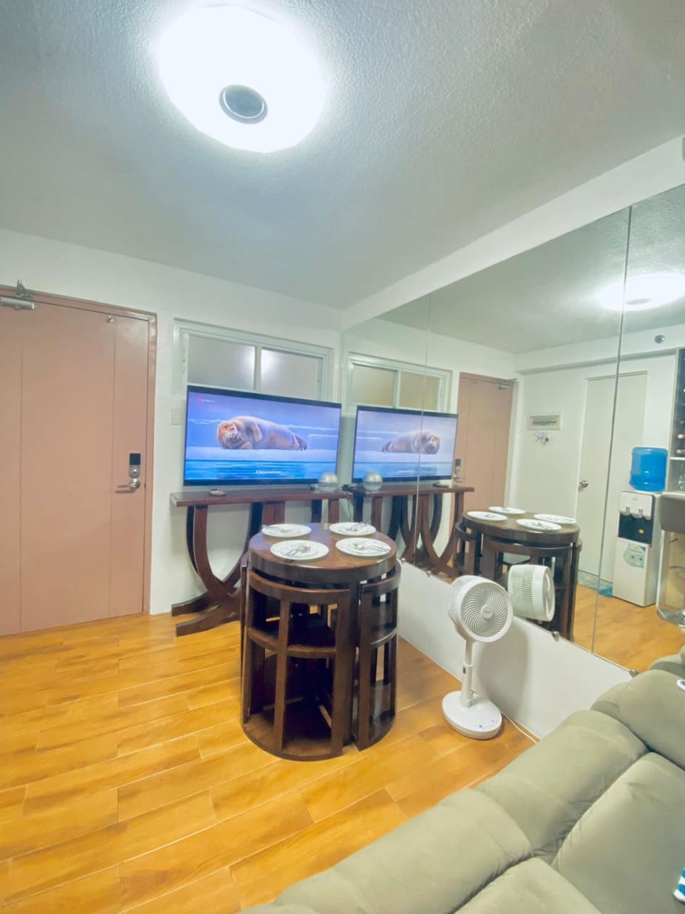 TV and multimedia, Living room, Seating area, Dining area