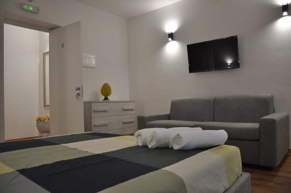 Bed, TV and multimedia, Photo of the whole room, Bedroom