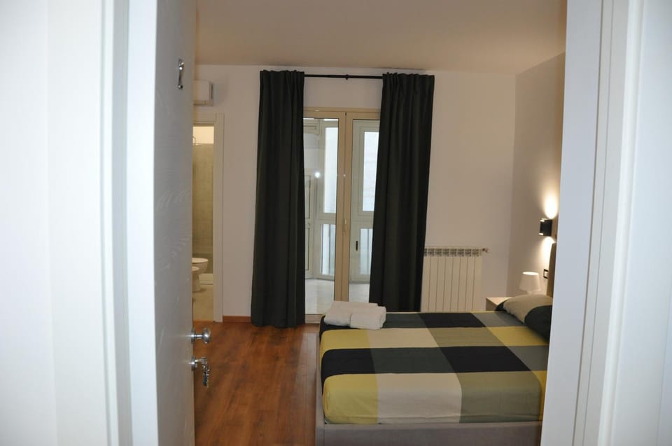Bed, Photo of the whole room, Bedroom, internet