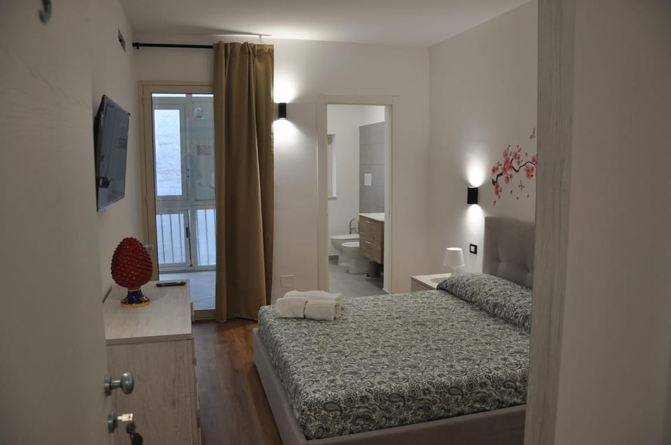 Bed, Bathroom, Photo of the whole room, Bedroom