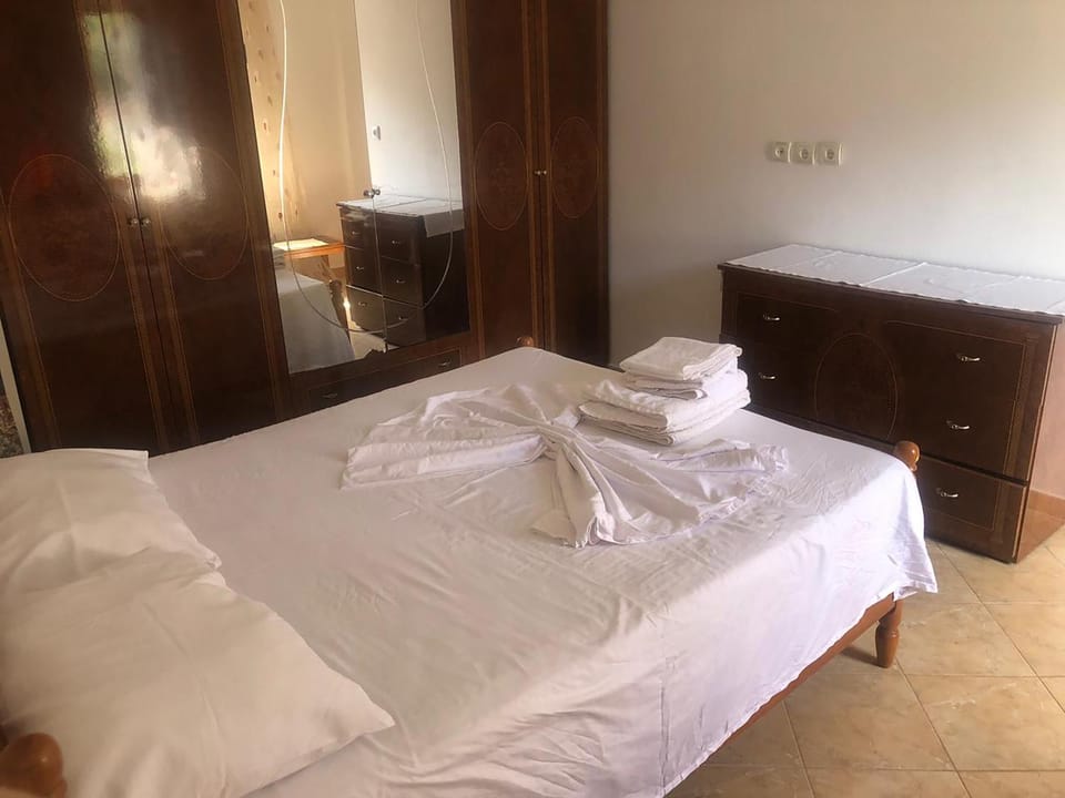 Bed, Photo of the whole room, Bedroom, towels