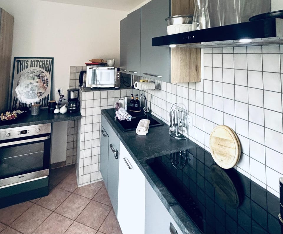 Coffee/tea facilities, Kitchen or kitchenette, dishwasher, stove