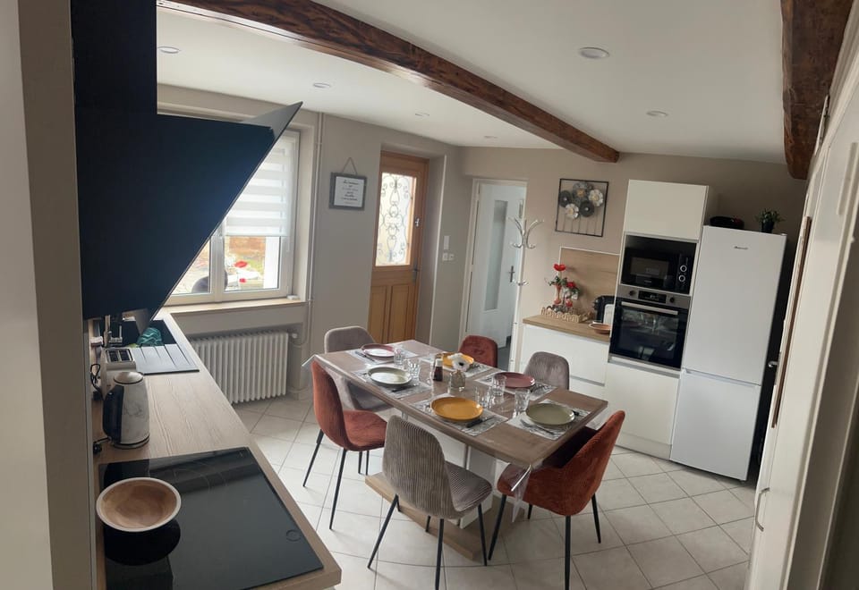Coffee/tea facilities, microwave, oven, stove, toaster, kitchen
