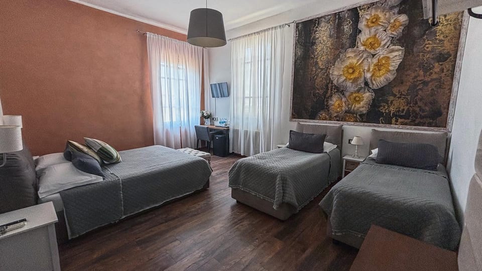 Bed, TV and multimedia, Bedroom