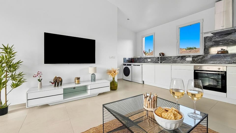 TV and multimedia, Coffee/tea facilities, Kitchen or kitchenette, oven