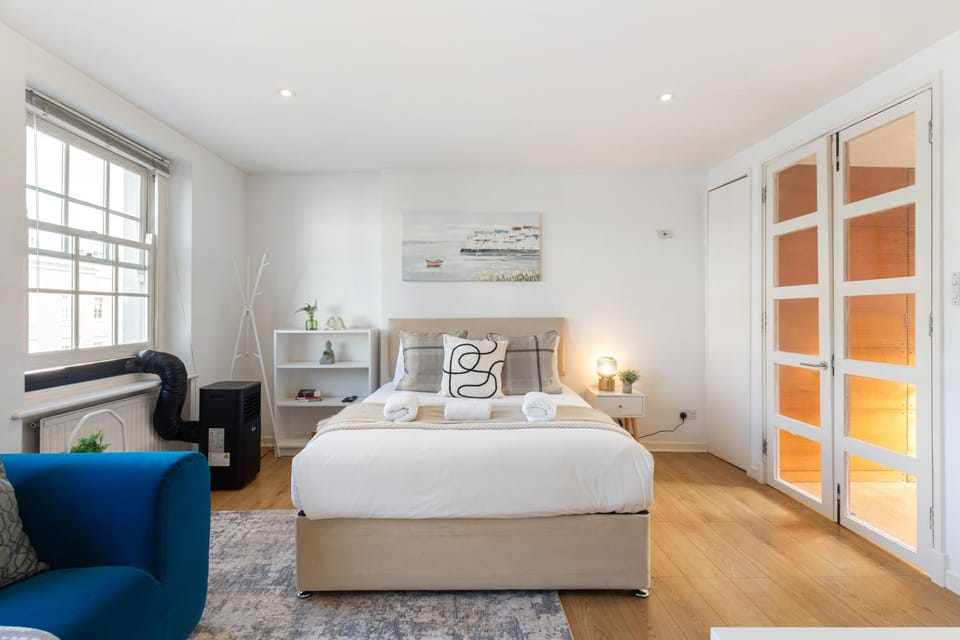 Bed, Living room, Photo of the whole room, Seating area